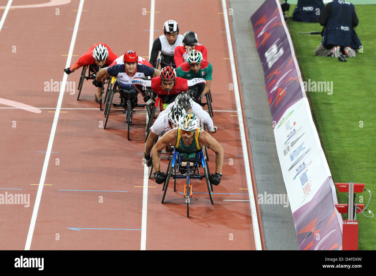 Kurt Fearnley de l'Australie mène mens 5000 mètres T54 dans le stade olympique au Jeux Paralympiques de Londres 2012. Banque D'Images