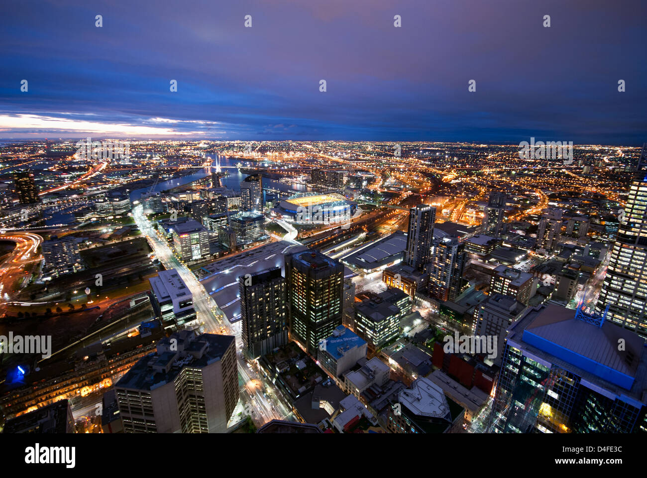 Les lumières de la ville après le coucher du soleil à Melbourne, capitale de l'état australien de Victoria. Banque D'Images