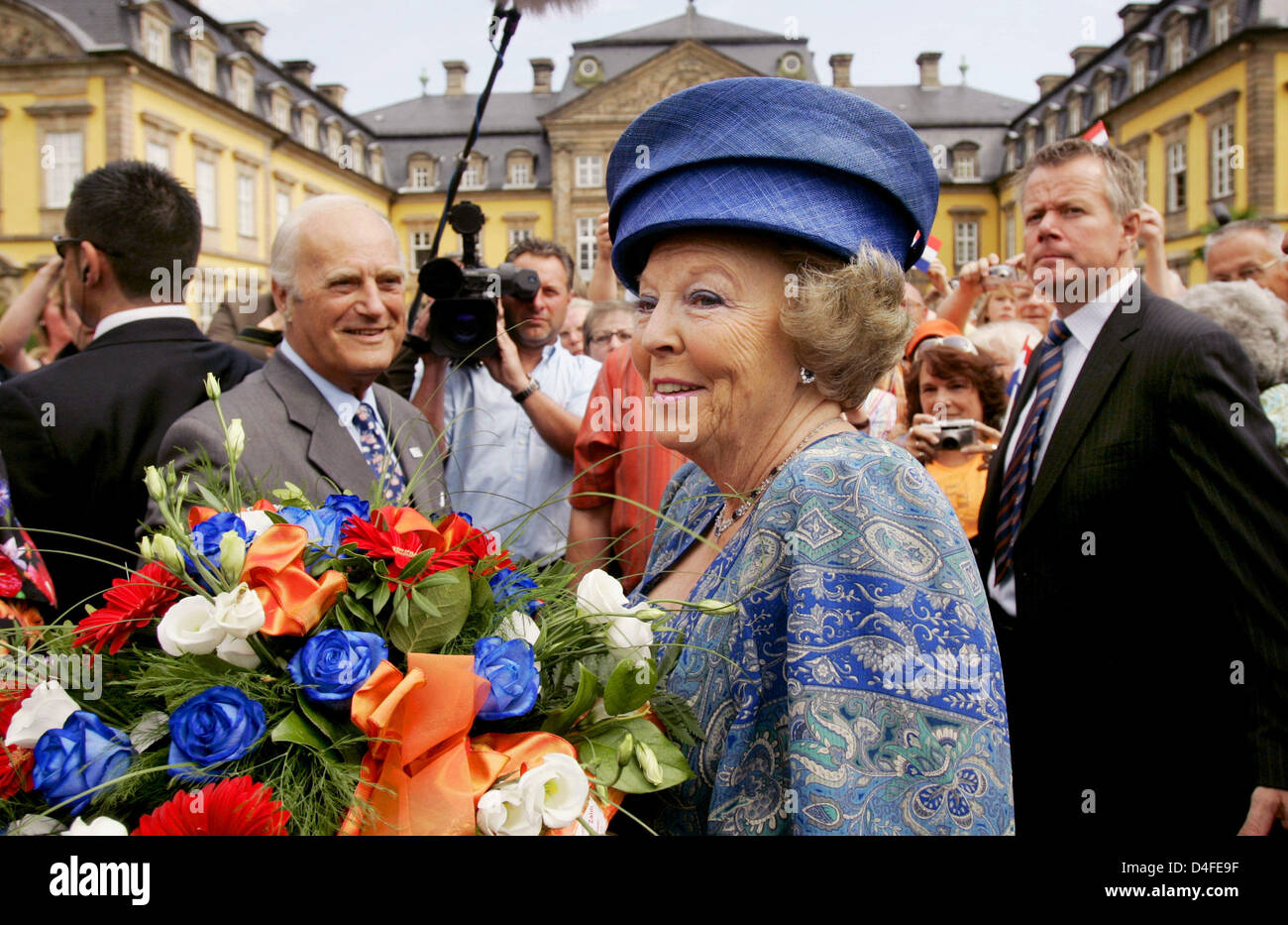 La Reine Beatrix des Pays-Bas reçoit un bouquet de fleurs par Wittekind Comte de Waldeck et Pyrmont (L) beforee qu'elle visite l'exposition sur son arrière grand-mère, la Princesse Emma de Waldeck et Pyrmont, à l'électeur Prince Castle ('Kurfuerstliches Schloss') à Bad Arolsen, en Allemagne, le 3 juillet 2008. Photo : FRANK MAY Banque D'Images