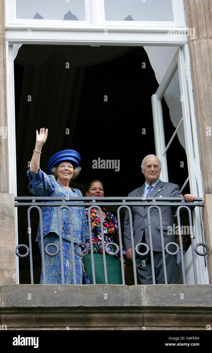 La Reine Beatrix des Pays-Bas (L) Ondes d'un balcon alors qu'elle se trouve à côté de Cecilie Comtesse d'Goess-Saurau (C) et Wittekind Comte de Waldeck et Pyrmont beforee qu'elle visite l'exposition sur son arrière grand-mère, la Princesse Emma de Waldeck et Pyrmont, à l'électeur Prince Castle ('Kurfuerstliches Schloss') à Bad Arolsen, en Allemagne, le 3 juillet 2008. Photo : FRANK MAY Banque D'Images