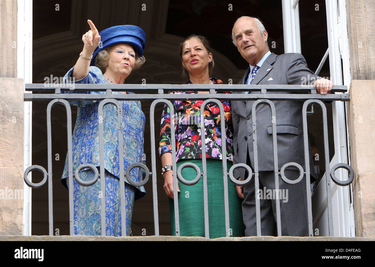 La Reine Beatrix des Pays-Bas (L) Ondes d'un balcon alors qu'elle se trouve à côté de Cecilie Comtesse d'Goess-Saurau (C) et son mari Wittekind Comte de Waldeck et Pyrmont beforee qu'elle visite l'exposition sur son arrière grand-mère, la Princesse Emma de Waldeck et Pyrmont, à l'électeur Prince Castle ('Kurfuerstliches Schloss') à Bad Arolsen, en Allemagne, le 3 juillet 2008. Photo : FRANK MAY Banque D'Images
