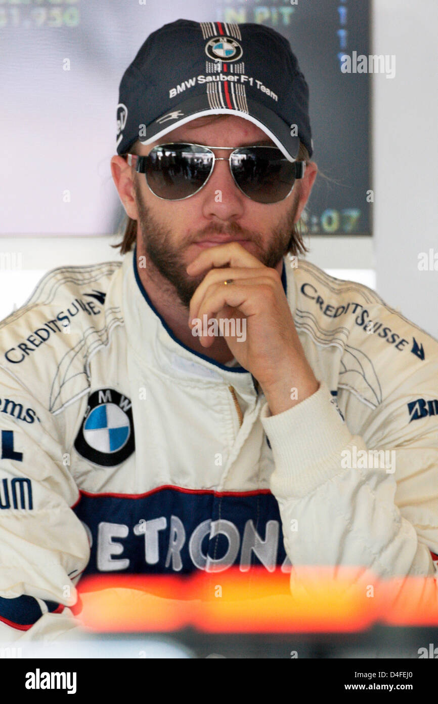 L'allemand pilote de Formule 1 Nick Heidfeld BMW Sauber de siège à son stand lors de la première session de la pratique à la piste de course de Silverstone dans le Northamptonshire, Angleterre, 04 juillet 2008. Le même jour, Ecclestone a annoncé que le nouveau domicile de la British Grand Prix Donington Park sera au lieu de Silverstone. Silverstone mettra en scène sa dernière course de l'année prochaine. Photo : CARMEN JASPERSEN Banque D'Images