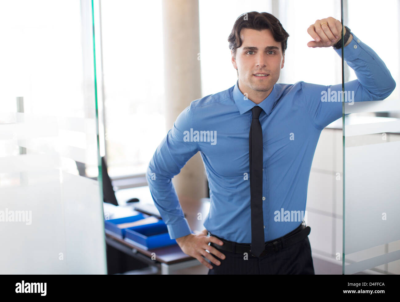 Businessman standing in office corridor Banque D'Images