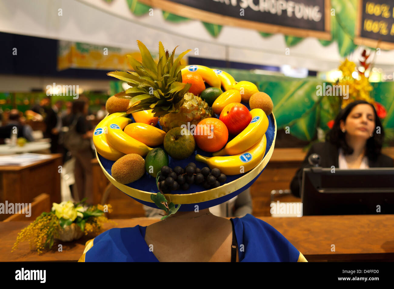 Berlin, Allemagne, woman with hat full Plastikfruechte à la Fruit Logistica 2011 Banque D'Images