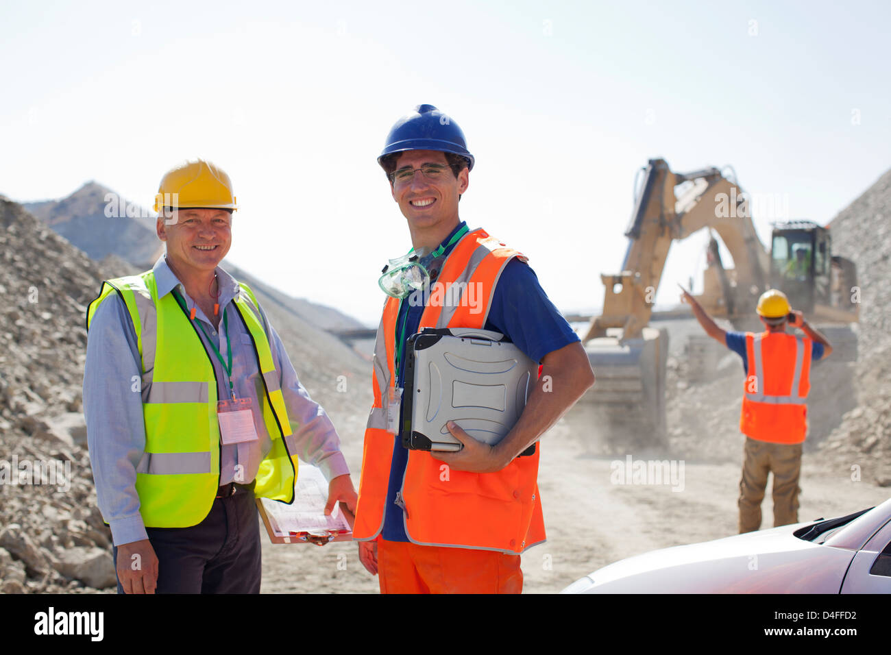 Travailleur et businessman standing in quarry Banque D'Images