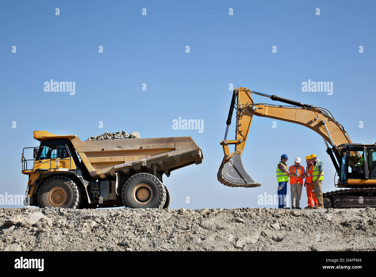 Parler des travailleurs par les machines dans quarry Banque D'Images