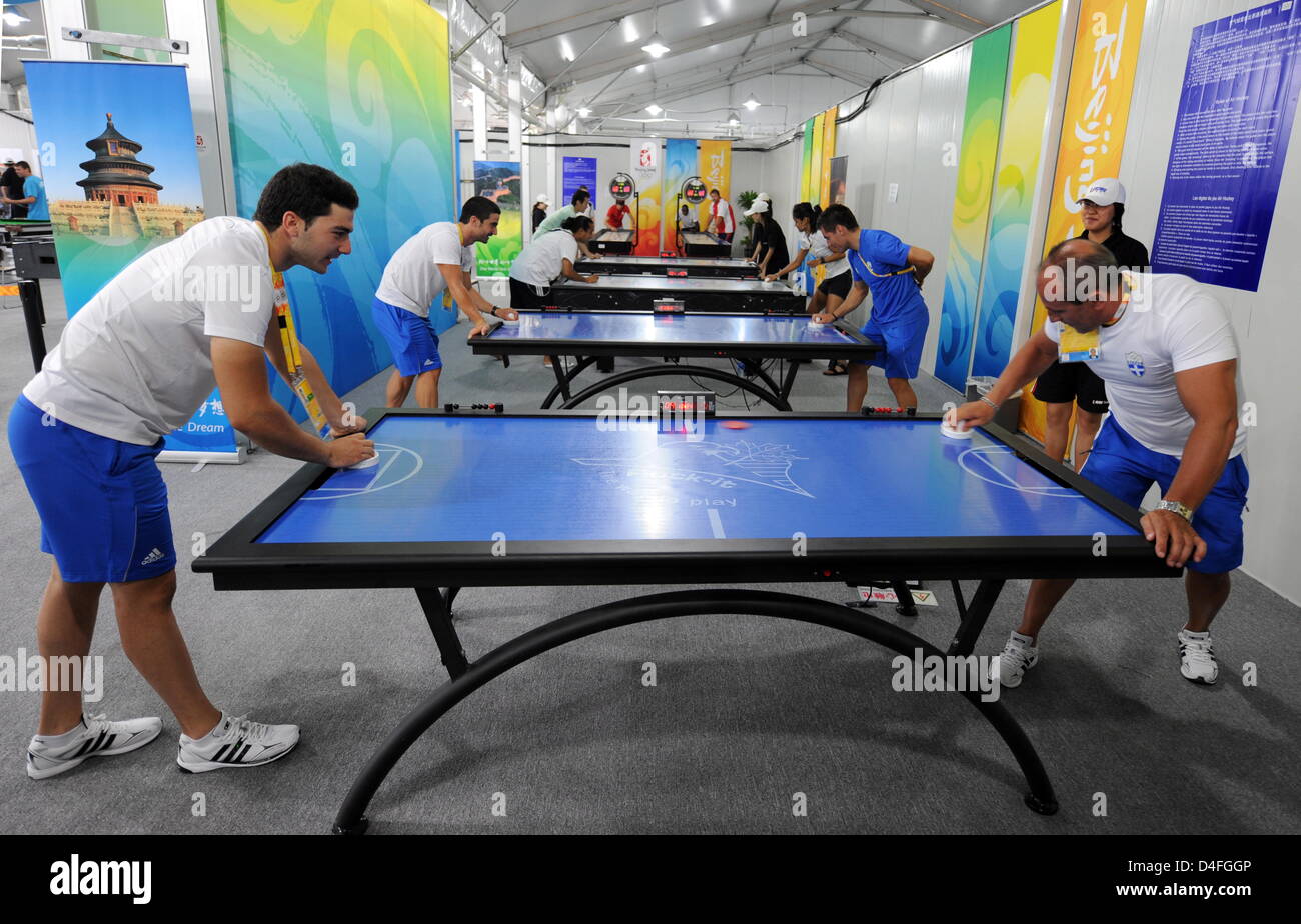 Les athlètes sont tuer le temps dans la zone de loisirs du Village Olympique, Beijing, Chine, 5 août 2008. Photo : Grimm par les pairs Banque D'Images
