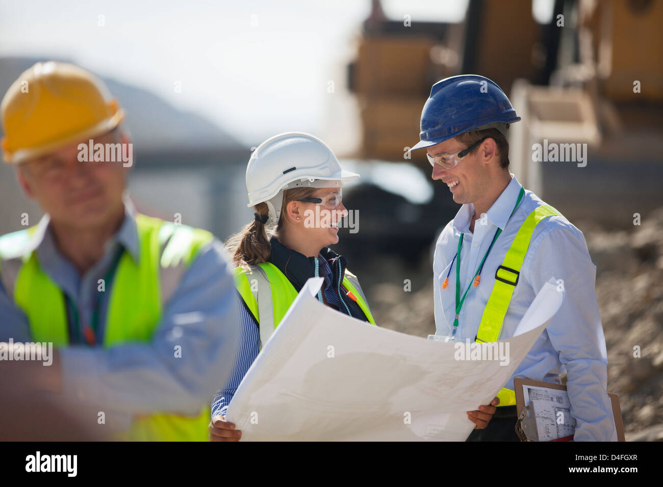 Les gens d'affaires la lecture de bleus dans quarry Banque D'Images