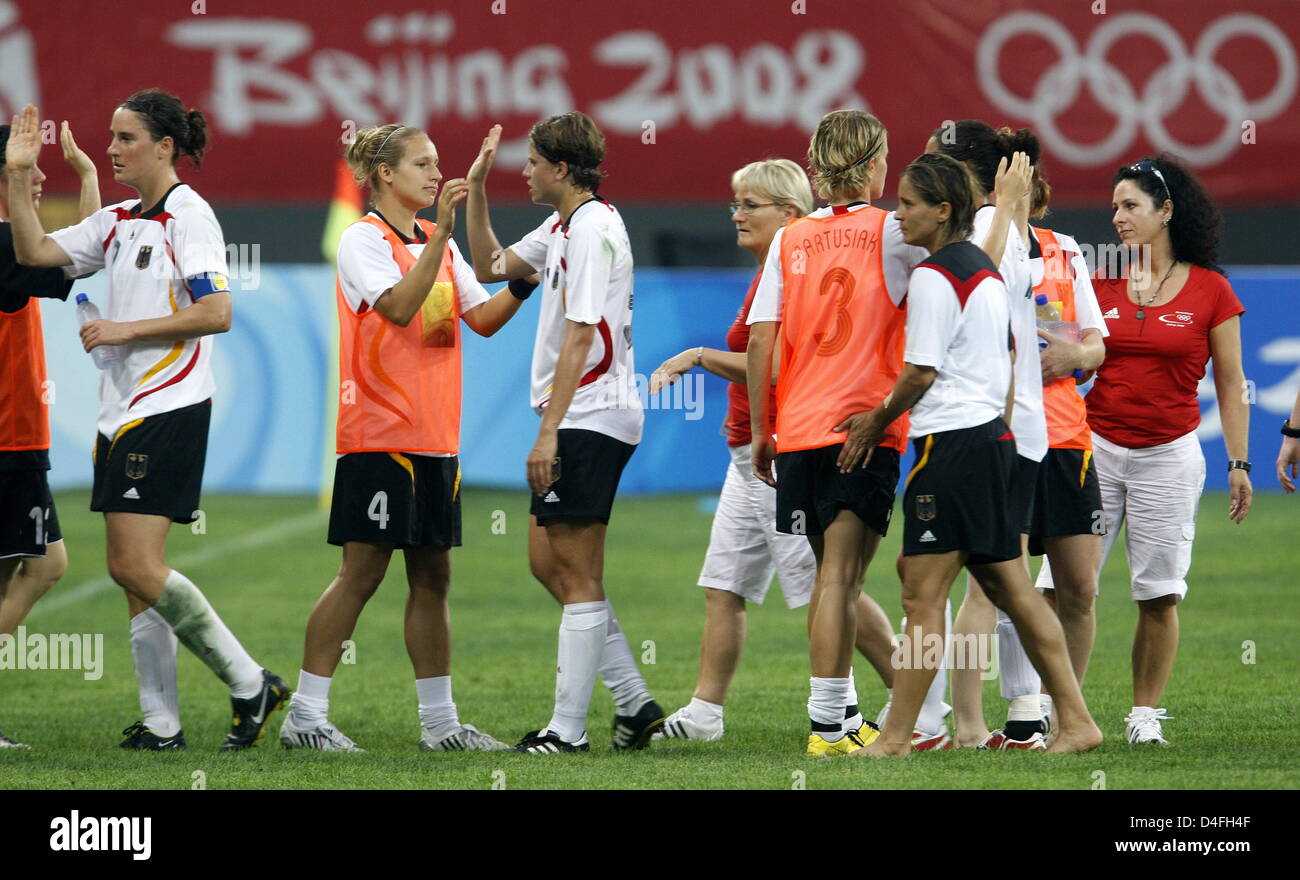 L'équipe de football allemande réagit après le Women's soccer Groupe F avant-match entre l'Allemagne et le Brésil au Stade olympique de Shenyang lors des Jeux Olympiques de 2008 à Beijing, Chine, 06 août 2008. Photo : Marcus Brandt # # # # # #  dpa Banque D'Images
