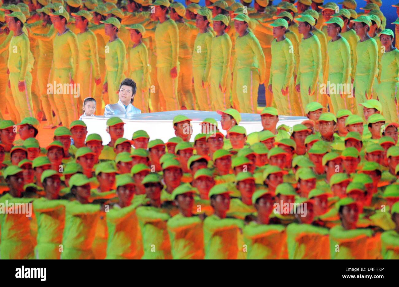 Surround interprètes Piano soliste Lang Lang et de l'enfant joueur de piano Muzi Li lors de la cérémonie d'ouverture des Jeux Olympiques de Beijing 2008 au Stade National, connu sous le nom de nid d'oiseau, Beijing, Chine 08 août 2008. Photo : Bernd Thissen # # # # # #  dpa Banque D'Images