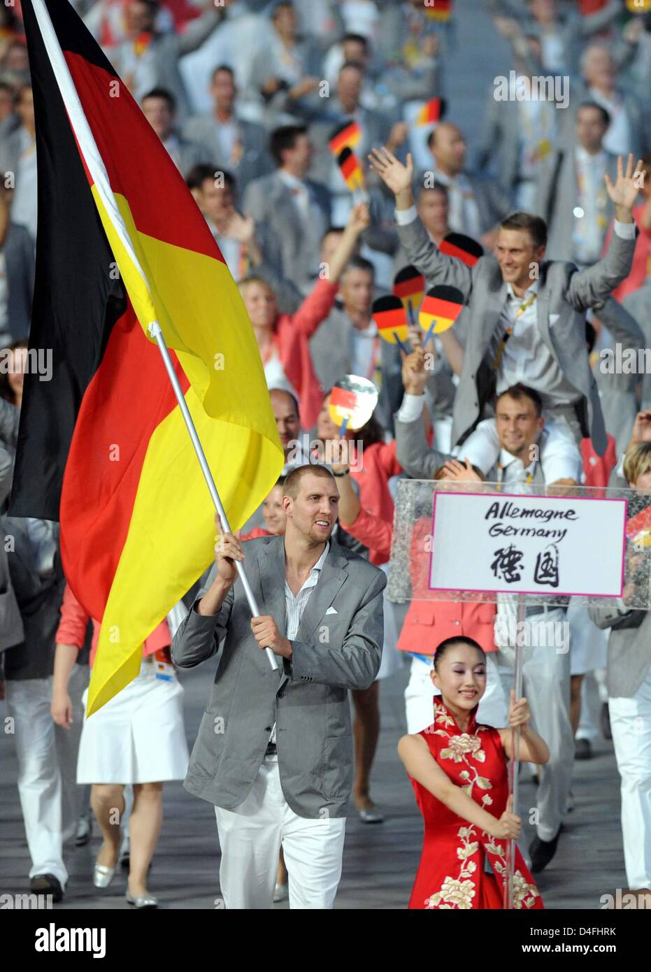 Porte-drapeau allemand Dirk Nowitzki dirige l'équipe dans le stade lors de  la cérémonie d'ouverture des Jeux Olympiques de Beijing 2008 au Stade  National, connu sous le nom de nid d'oiseau, Beijing, Chine,
