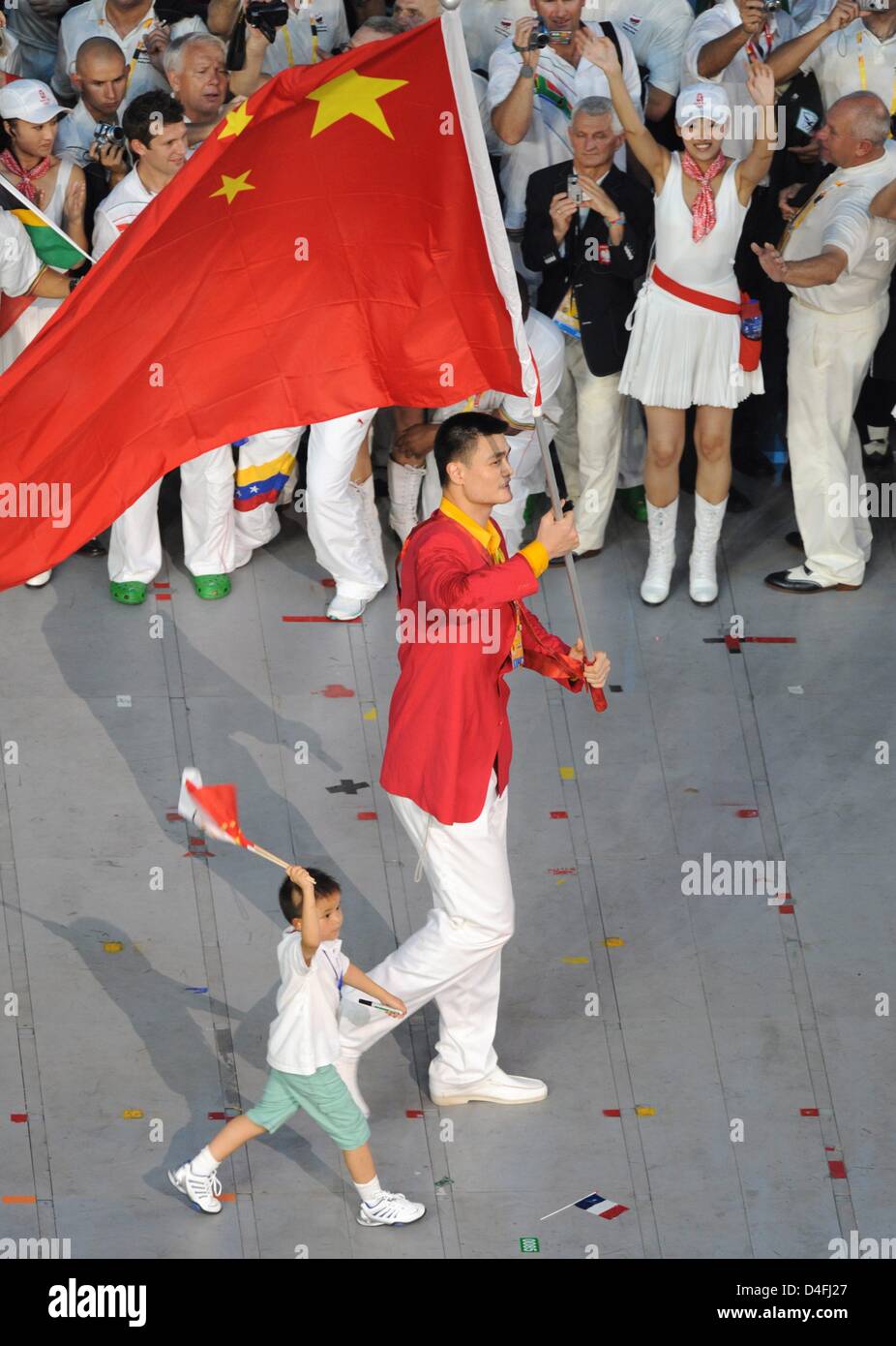 Porte-drapeau chinois Yao Ming dirige l'équipe dans le stade lors de la cérémonie d'ouverture des Jeux Olympiques de Beijing 2008 au Stade National, connu sous le nom de nid d'oiseau, Beijing, Chine, 08 août 2008. Foto : PEER GRIMM # # # # # #  dpa Banque D'Images