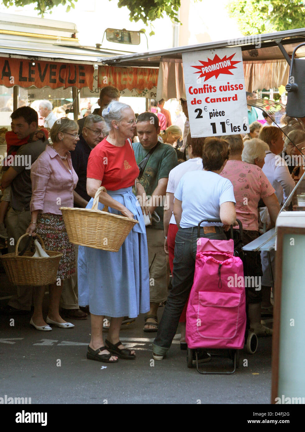 La Reine Margrethe II de Danemark (C) va faire les courses à Cahors, France, 09 août 2008. Le Couple royal danois reste au Chateau de Caix près de Cahors pour les vacances d'été. Photo : Albert van der Werft (Pays-Bas) Banque D'Images