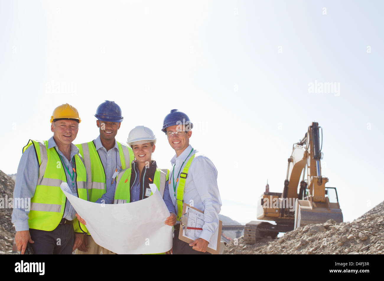 Les gens d'affaires la lecture de bleus dans quarry Banque D'Images