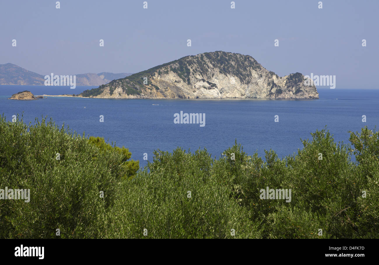 L'île de Marathonissi, également nommé "l'île aux tortues", capturés près de Limni Keriou sur l'île de Zante, Grèce, 21 juin 2008. 'L'île aux tortues" a obtenu le nom de sa forme en forme de tortue et la tortue caouanne (Caretta caretta), qui niche à ses rives. Photo : Uwe Anspach Banque D'Images