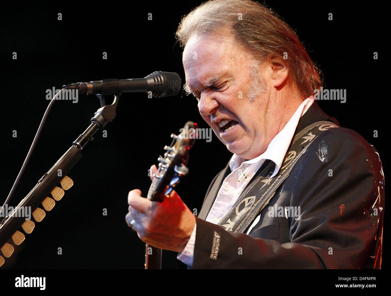 Légende Rock Neil Young joue sur la scène lors de son concert à Hambourg, Allemagne, 13 août 2008. Avec ses 'Electric Band' les 62 ans a présenté des chansons folkloriques et romantique plus rocheuse pièces pendant un temps orageux à 'Stadtpark lieu', ce qui n'était pas sold out. Les stations de sa prochaine tournée sera Allemagne Berlin (19 août) et Coburg (23 août). Photo : Maurizio Gambarini Banque D'Images