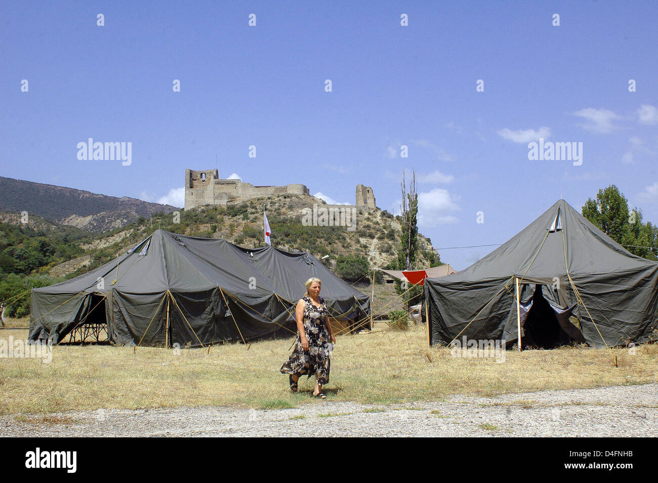 (Dossier) - un réfugié de Gori, en Géorgie, promenades en face de tentes mis en place pour les personnes déplacées dans un camp près de Mtskheta (Géorgie), le mercredi, 13 août 2008. Le président russe Dimitri Medvedev a signé une paix en six points du plan de la médiation de l'Union européenne pour résoudre la crise dans le Caucase, a annoncé le Kremlin samedi (16.08.2008). Photo : STEFAN KORSHAK Banque D'Images