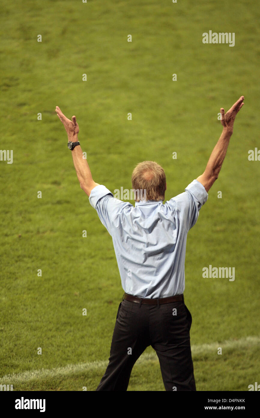 Jürgen Klinsmann, entraîneur-chef des FC Bayern Bundesliga allemande des gestes au cours de la saison 2008/2009 premier match FC Bayern Munich vs Hambourg SV à l'Allianz Arena de Munich, Allemagne, 15 août 2008. Photo : Andreas Gebert Banque D'Images