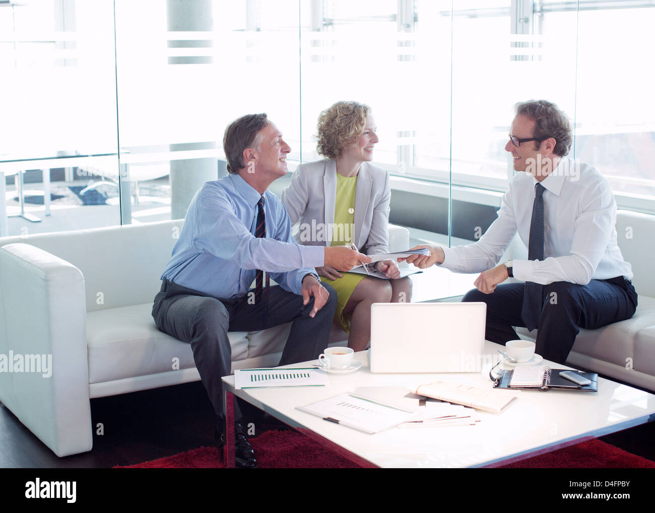 Business people talking office lobby Banque D'Images