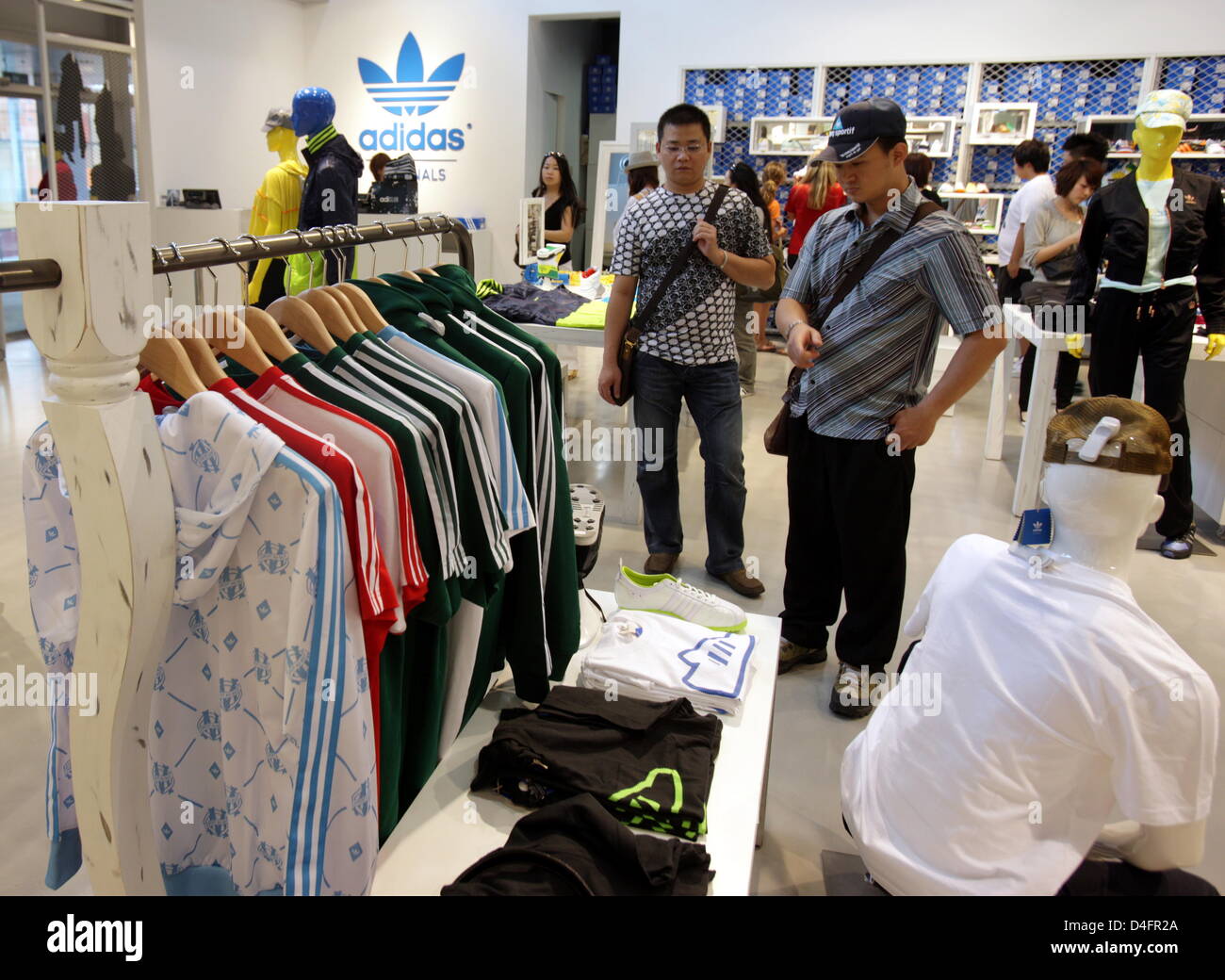 L'intérieur de la nouvelle marque Adidas 'Centre', jusqu'à présent le plus  grand magasin adidas, à Beijing, Chine, 19 août 2008. Le magasin couvre  3,170m² et quatre histoires de "anlitun Village Shopping Centre'.