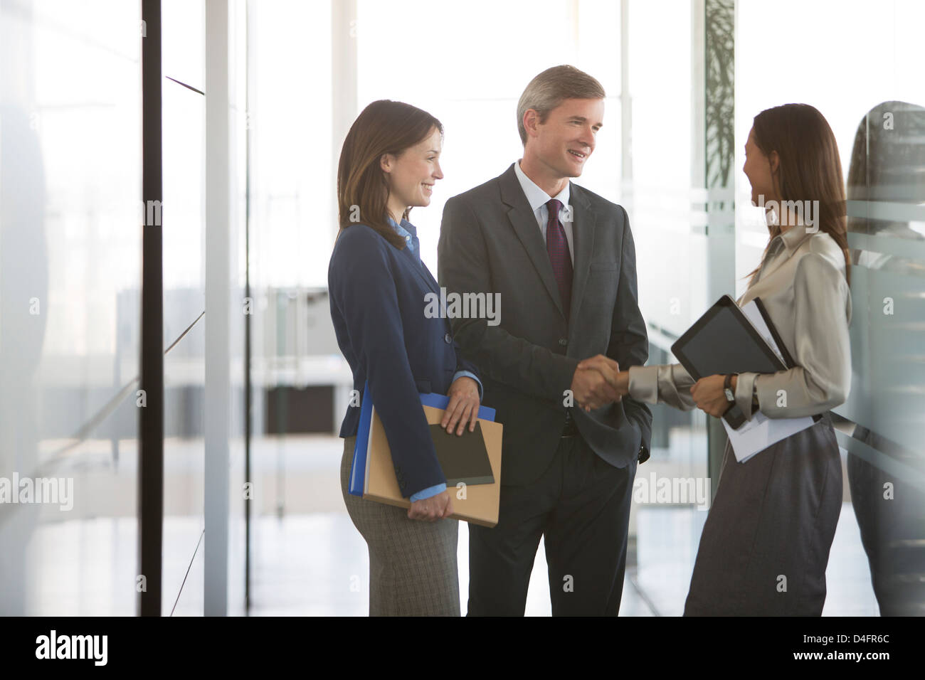 Business people talking in office corridor Banque D'Images