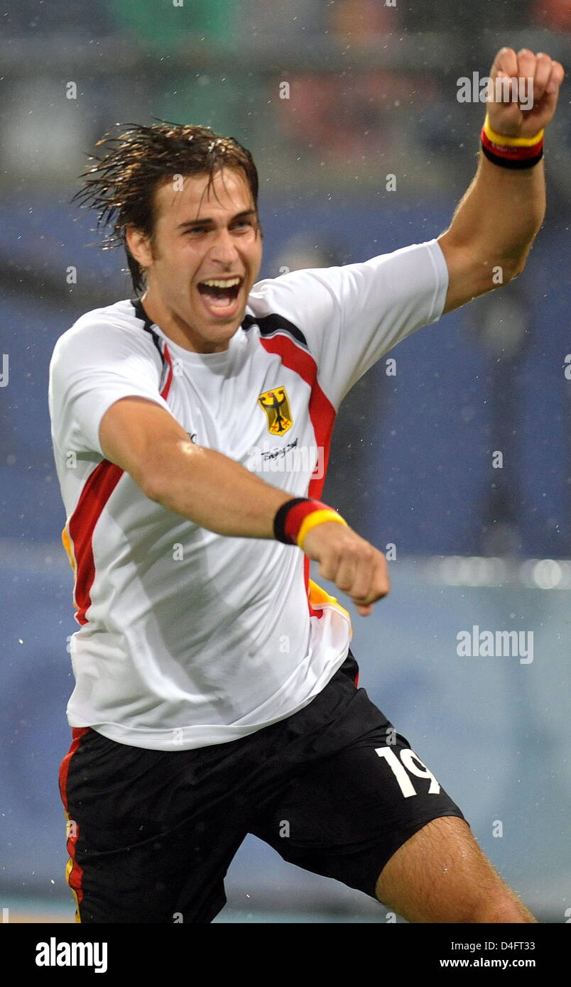 L'Allemagne Christopher Zeller célèbre après avoir remporté un match de hockey à la demi-finale hommes Pays-bas contre l'Allemagne à la Stade de Hockey du Parc olympique, Beijing, Chine, 18 août 2008. L'Allemagne a gagné 3-4 après tirs au but. Photo : Karl-Josef Opim # # # # # #  dpa Banque D'Images