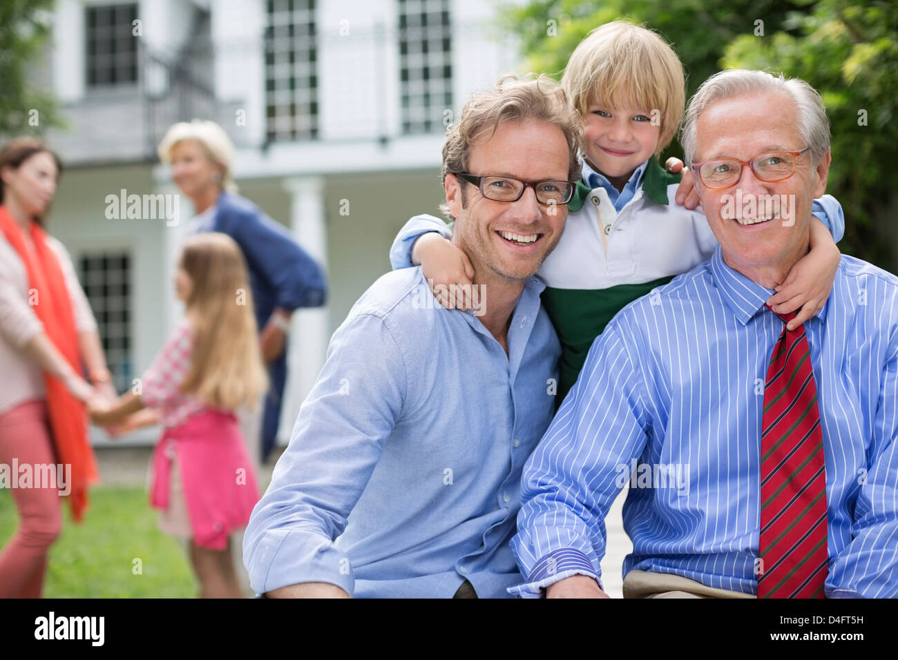 Trois générations d'hommes smiling together Banque D'Images