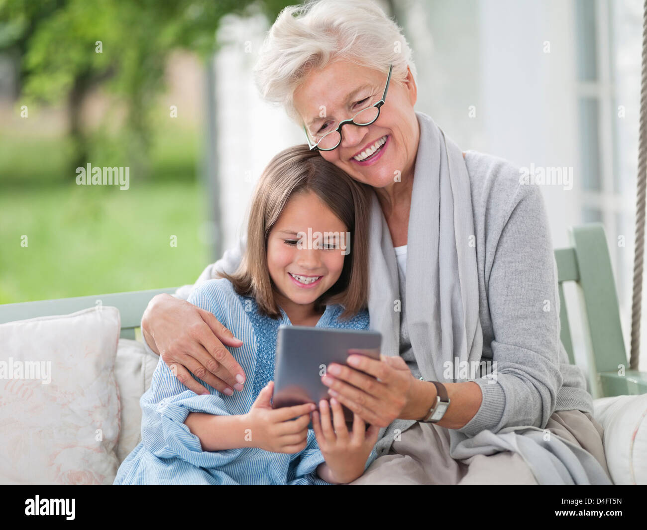 Woman and granddaughter using digital tablet Banque D'Images