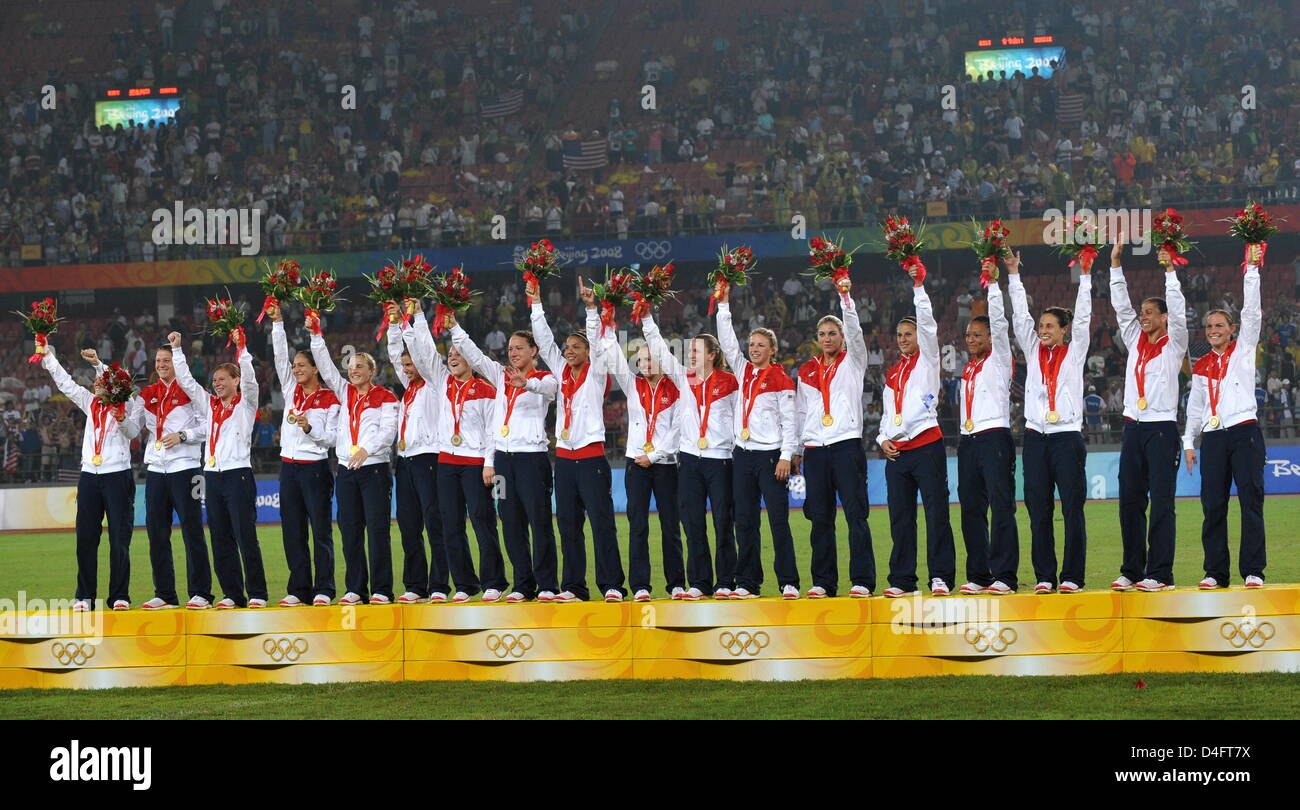 L'équipe de célébrer avec leurs médailles d'or lors de la cérémonie de remise des médailles de la femmes football finale or entre le Brésil et USA au stade des travailleurs à Pékin pendant les Jeux Olympiques de 2008 à Beijing, Chine, 21 août 2008. Photo : Grimm pairs # # # # # #  dpa Banque D'Images