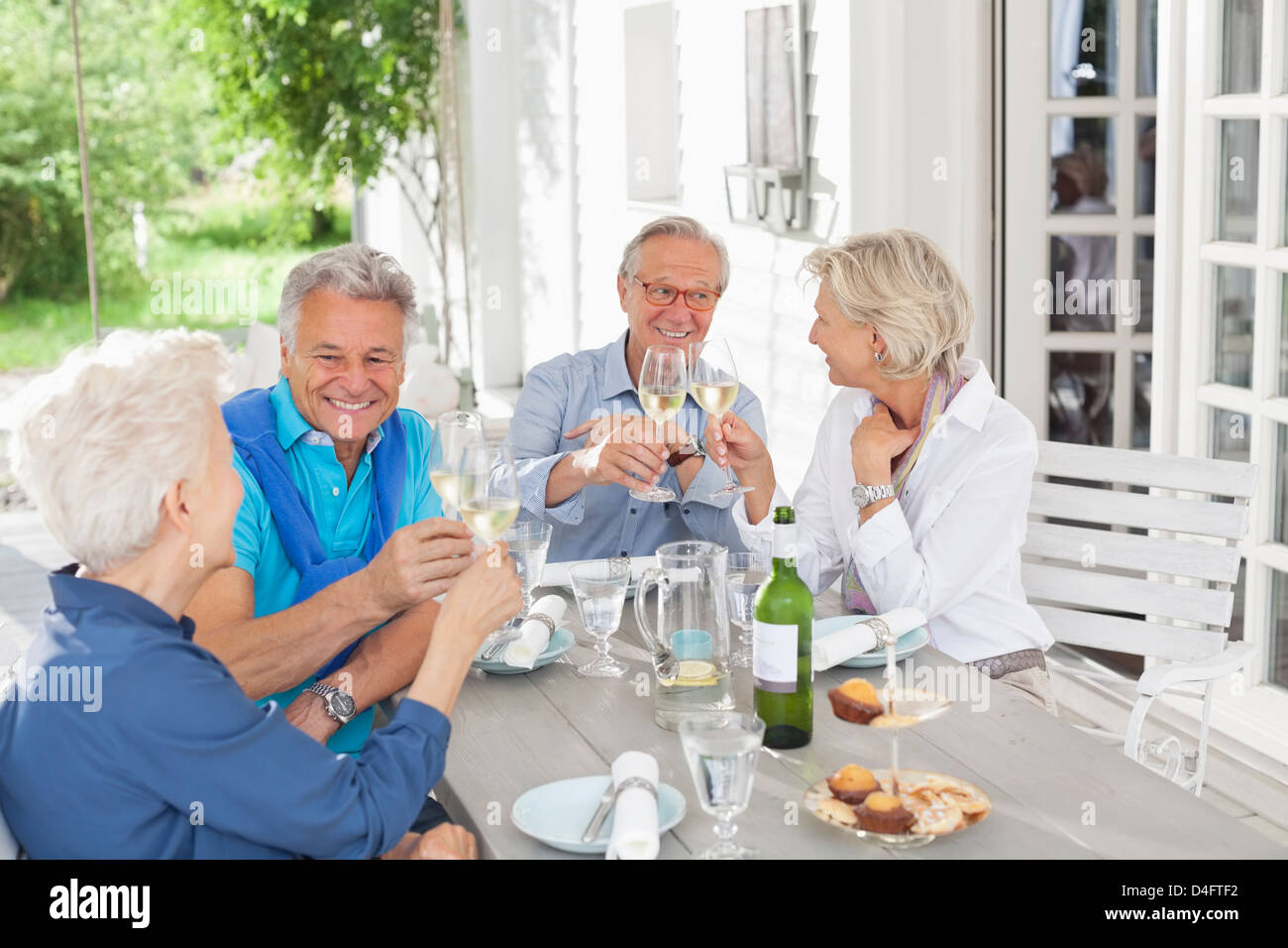 Friends toasting each other with wine outdoors Banque D'Images