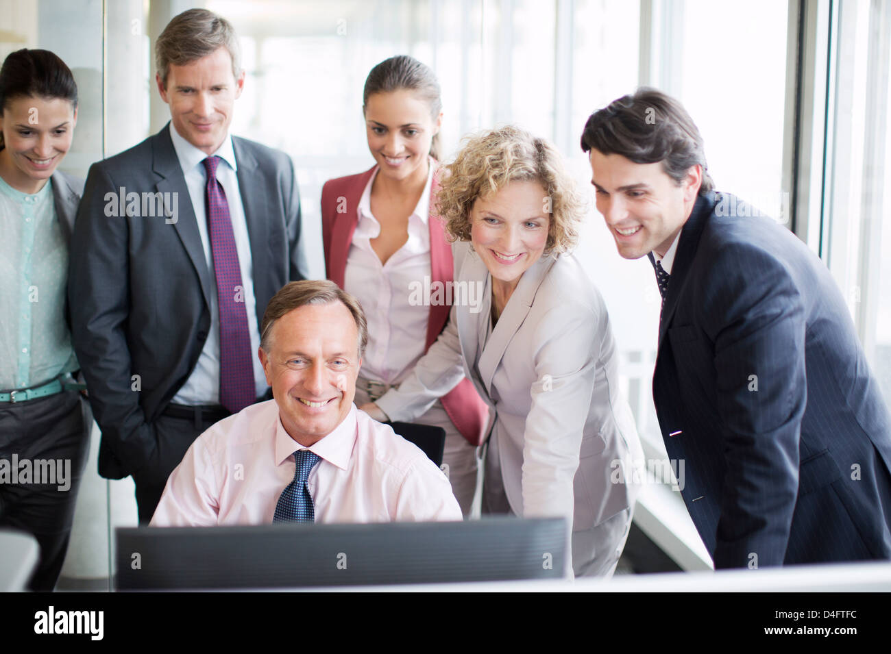 Les gens d'affaires using computer in office Banque D'Images