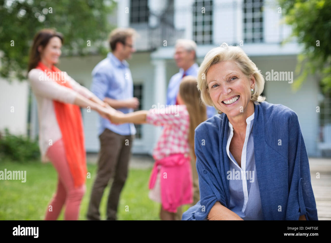 Smiling woman sitting outdoors Banque D'Images