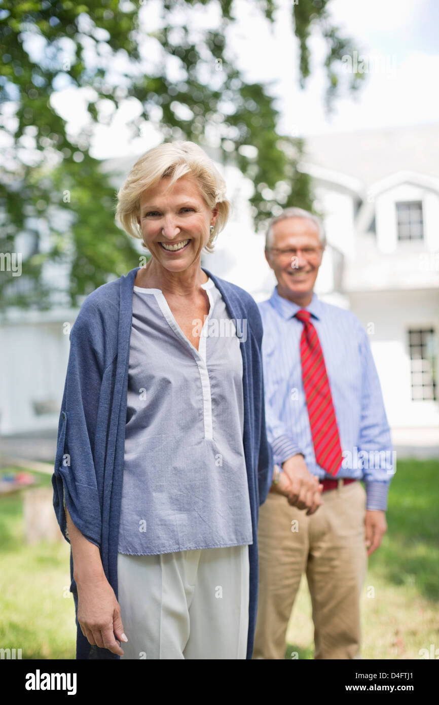 Smiling couple walking outdoors Banque D'Images