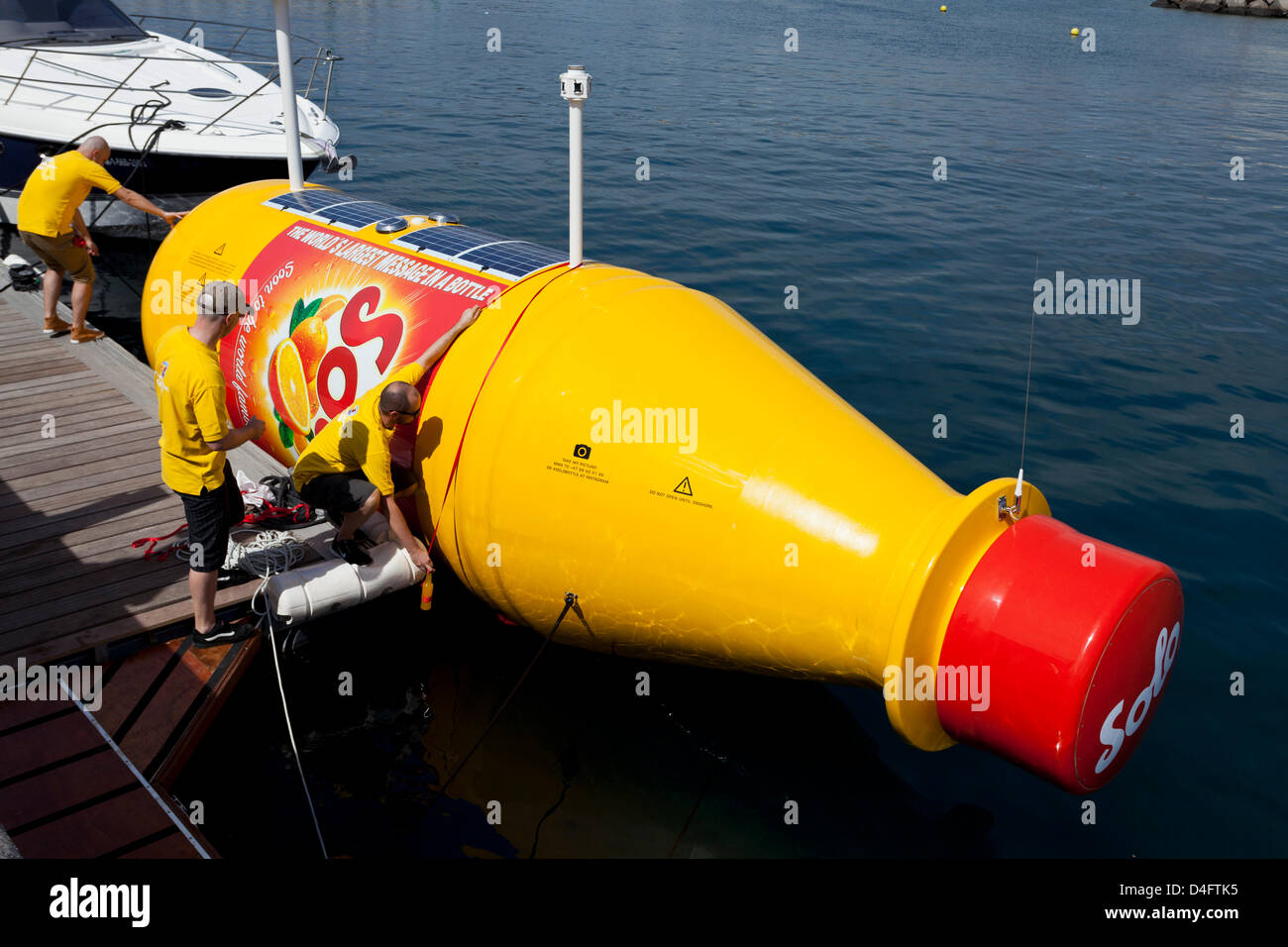 Tenerife. 13 mars 2013. Le lancement officiel de world's biggest message dans une bouteille a eu lieu dans le port de plaisance de San Miguel. La cérémonie de lancement effectué par Miss Tenerife Sur, Sady Chavez, et l'explorateur polaire norvégien Jarle Andhoy qui a brisé cérémonieusement une bouteille de soda pop solo pour marquer l'occasion. Le bottlre sera remorqué vers la mer et abandonné et celui qui trouve ce qu'il vient à terre seront récompensés par un prix de la société de boissons soft Solo. Credit : Phil Crean A / Alamy Live News Banque D'Images