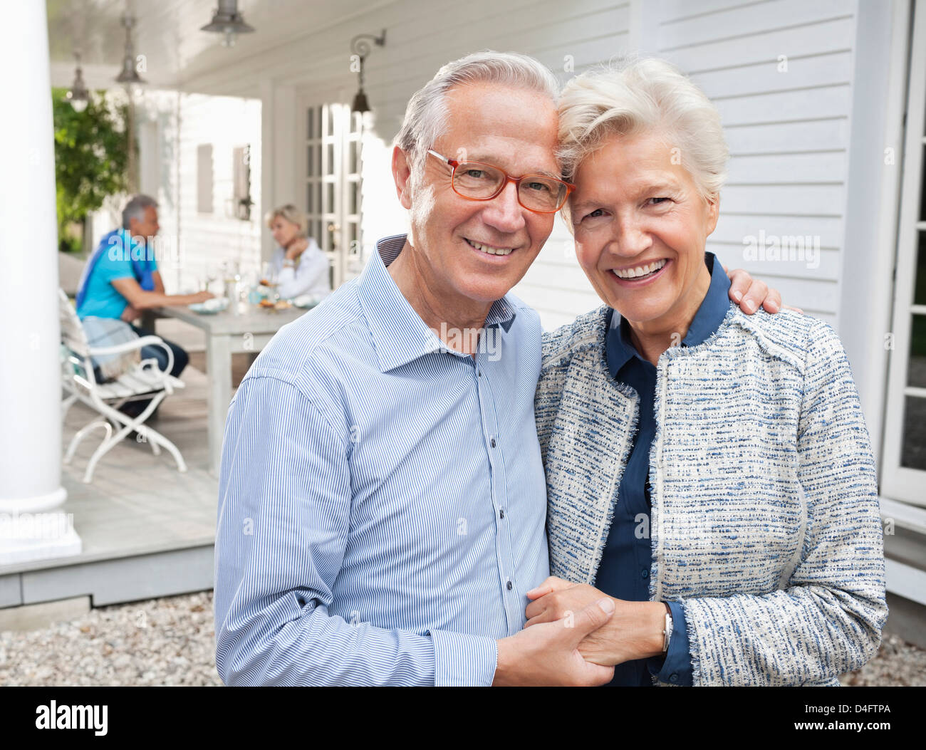 Smiling couple hugging outdoors Banque D'Images