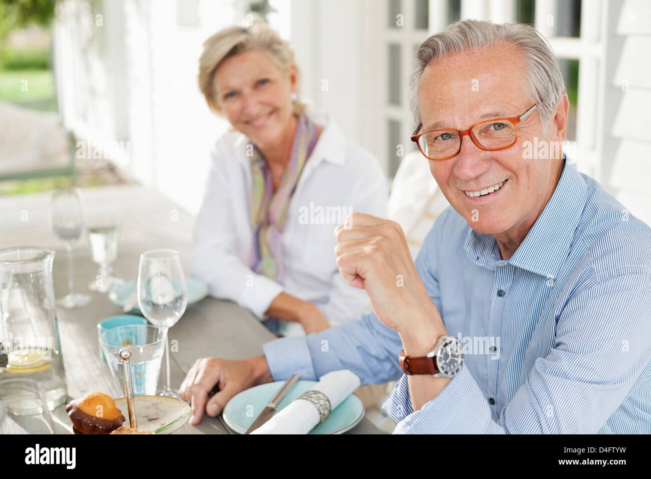 Couple smiling at table Banque D'Images