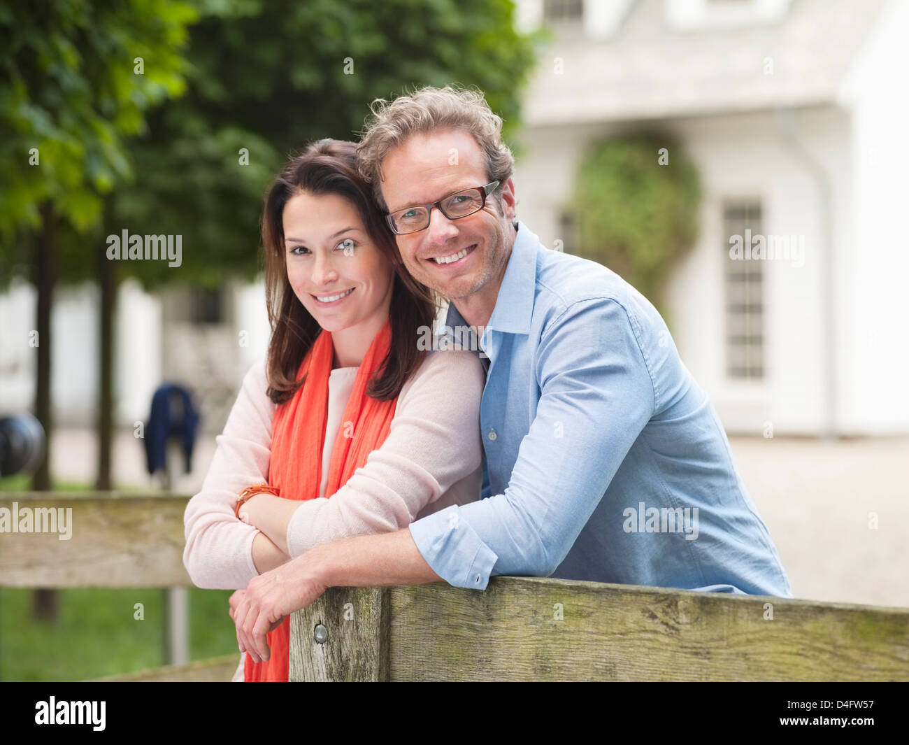 Couple smiling par clôture en bois Banque D'Images