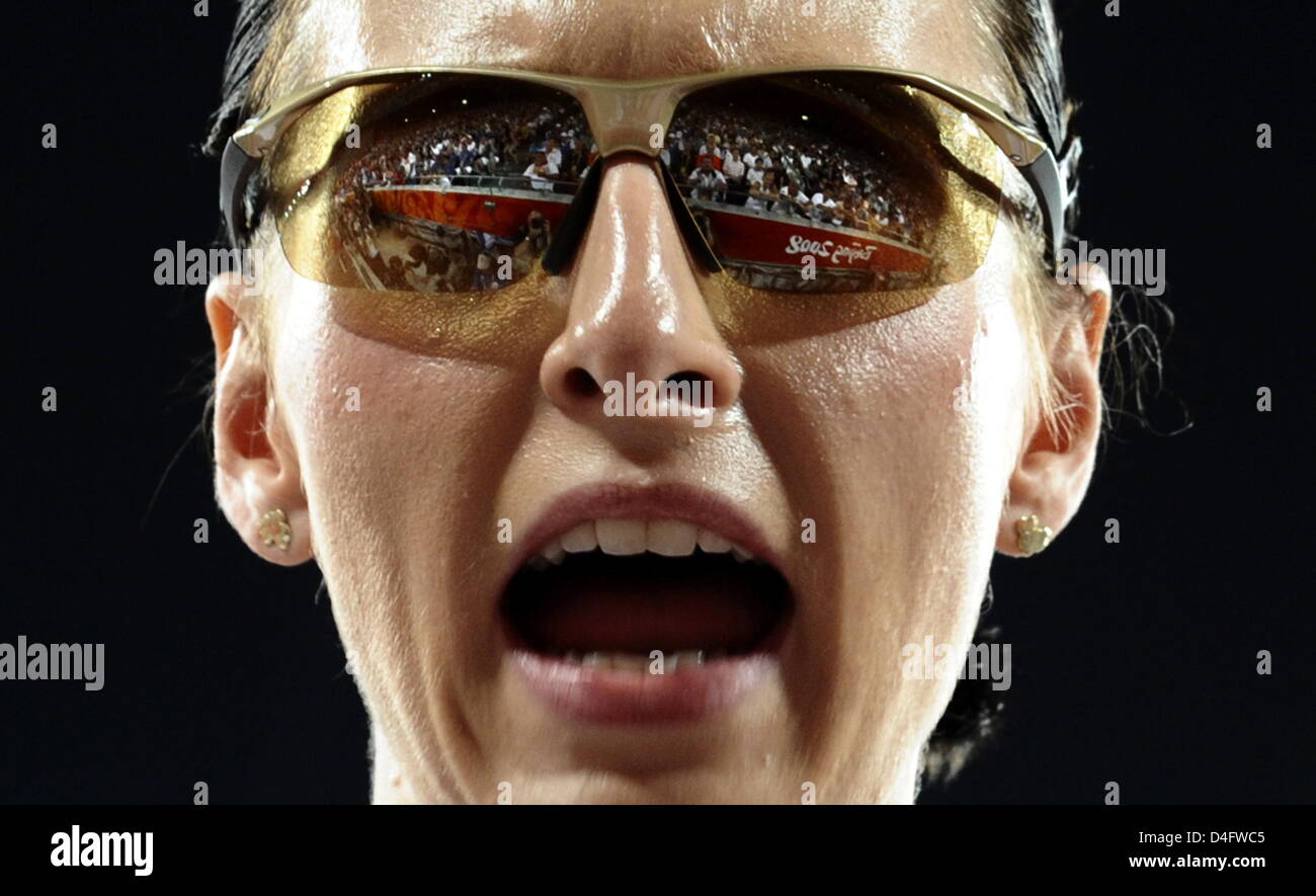 La tribune du stade national se reflète dans les lunettes d'Ariane Friedrich de l'Allemagne au cours de la finale du saut en hauteur femmes lors des Jeux Olympiques de 2008 à Beijing à Beijing, Chine 23 août 2008. Photo : Bernd Thissen # # # # # #  dpa Banque D'Images