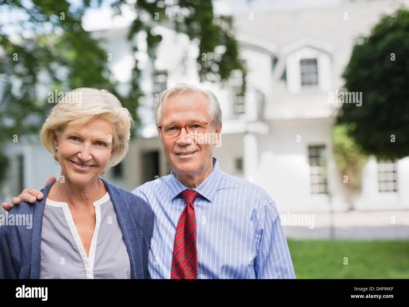 Couple smiling together outside house Banque D'Images