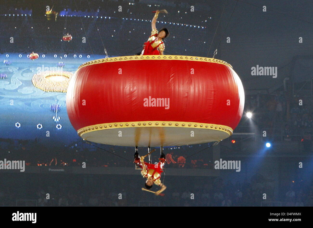 Batteurs sur un géant ' ' tambour céleste au-dessus du stade et procède à  l'envers, lors de la cérémonie de clôture des Jeux Olympiques de Beijing  2008 au Stade National, Beijing, Chine,