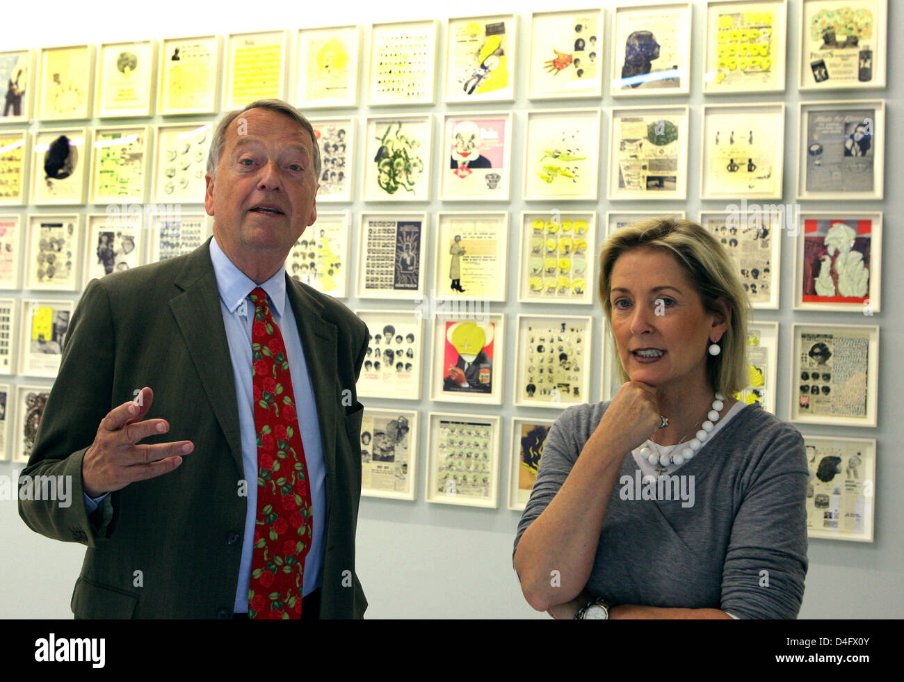 Entrepreneur Arend Oetker et sa femme Brigitte poser à côté du collage 'De luxe' par Ellen Gallagher dans le musée d'Art Contemporain de Leipzig, Allemagne, 26 août 2008. L'œuvre fait partie de l'exposition 'Carte Blanche III : Brigitte et Arend Oetker' qui affiche quelques 100 œuvres de 23 artistes de la collection privée de l'Arend et Brigitte Oetker. L'exposition se déroulera fr Banque D'Images