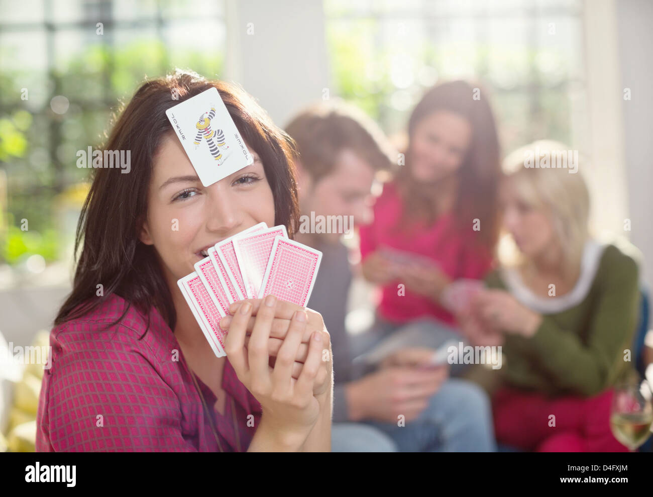 Smiling woman playing card game Banque D'Images