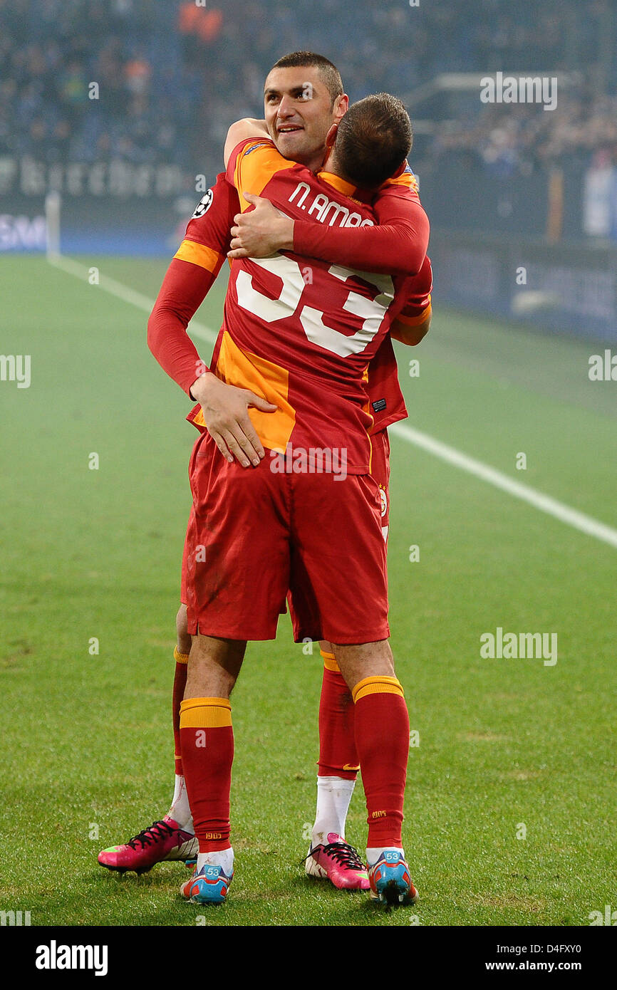 Istanbul's Burak Yilmaz (RETOUR) et Nordin Amrabat hug au cours de la Ligue des Champions dernière ronde de 16 deuxième match de football de la jambe entre le FC Schalke 04 et Galatasaray Istanbul à Veltins Arena à Gelsenkirchen, Allemagne, 12 mars 2013. Photo : Revierfoto Banque D'Images