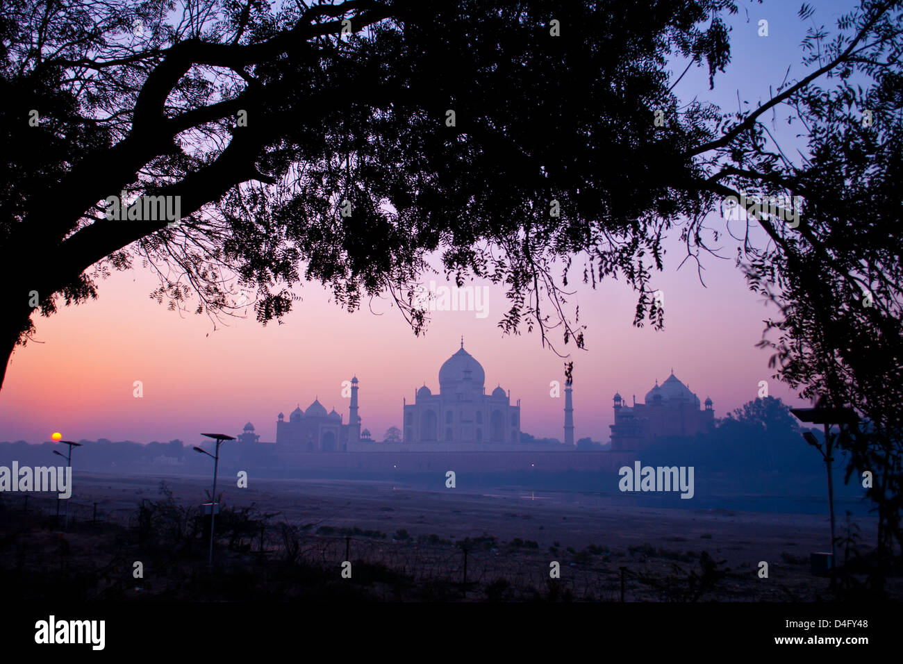 Le Taj Mahal au lever du soleil, photographié à partir de l'autre côté de la Yamuna, une rivière asséchée dans Mehtab Bagh park Banque D'Images