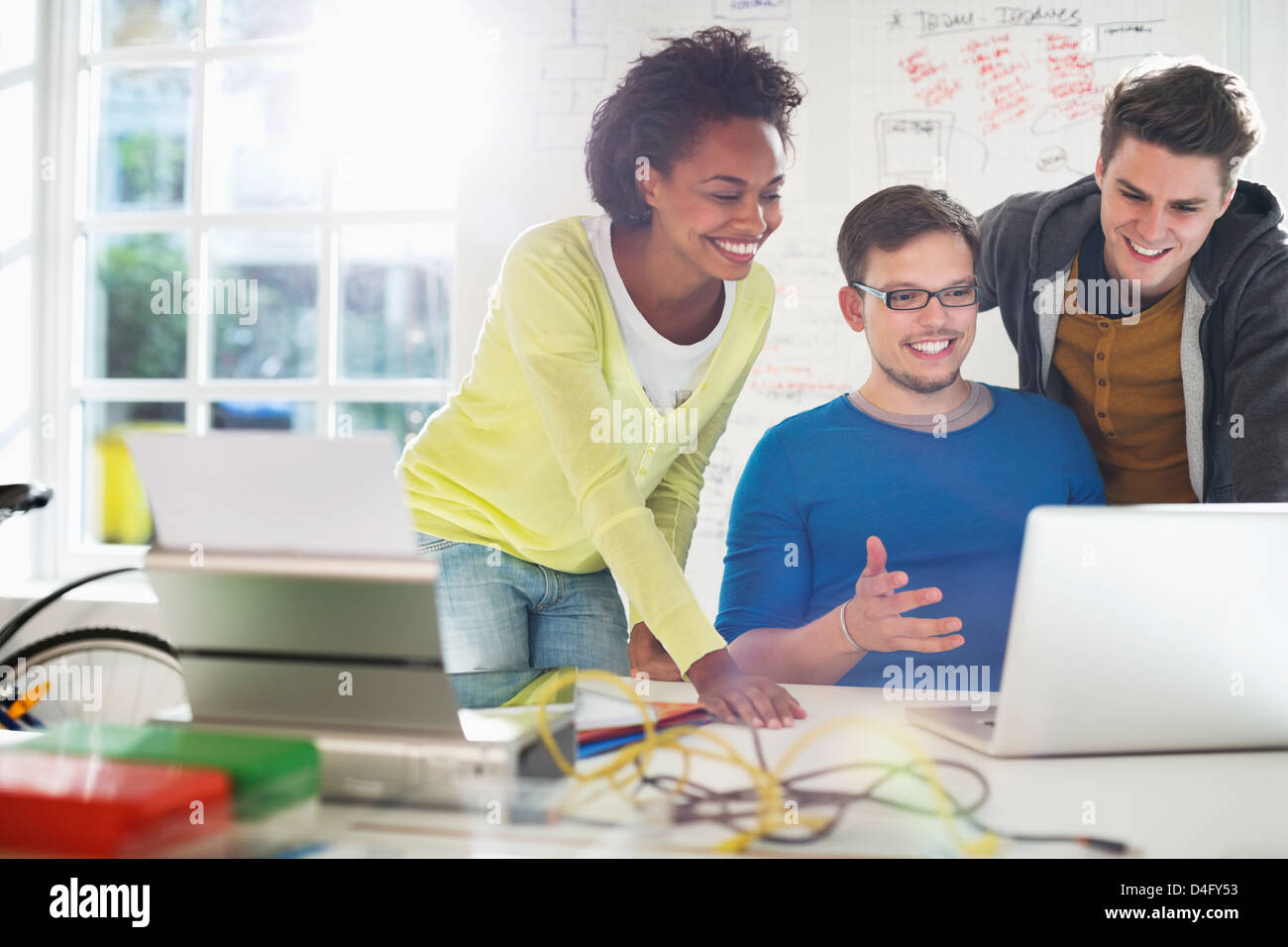 Les gens d'affaires travailler ensemble dans office Banque D'Images