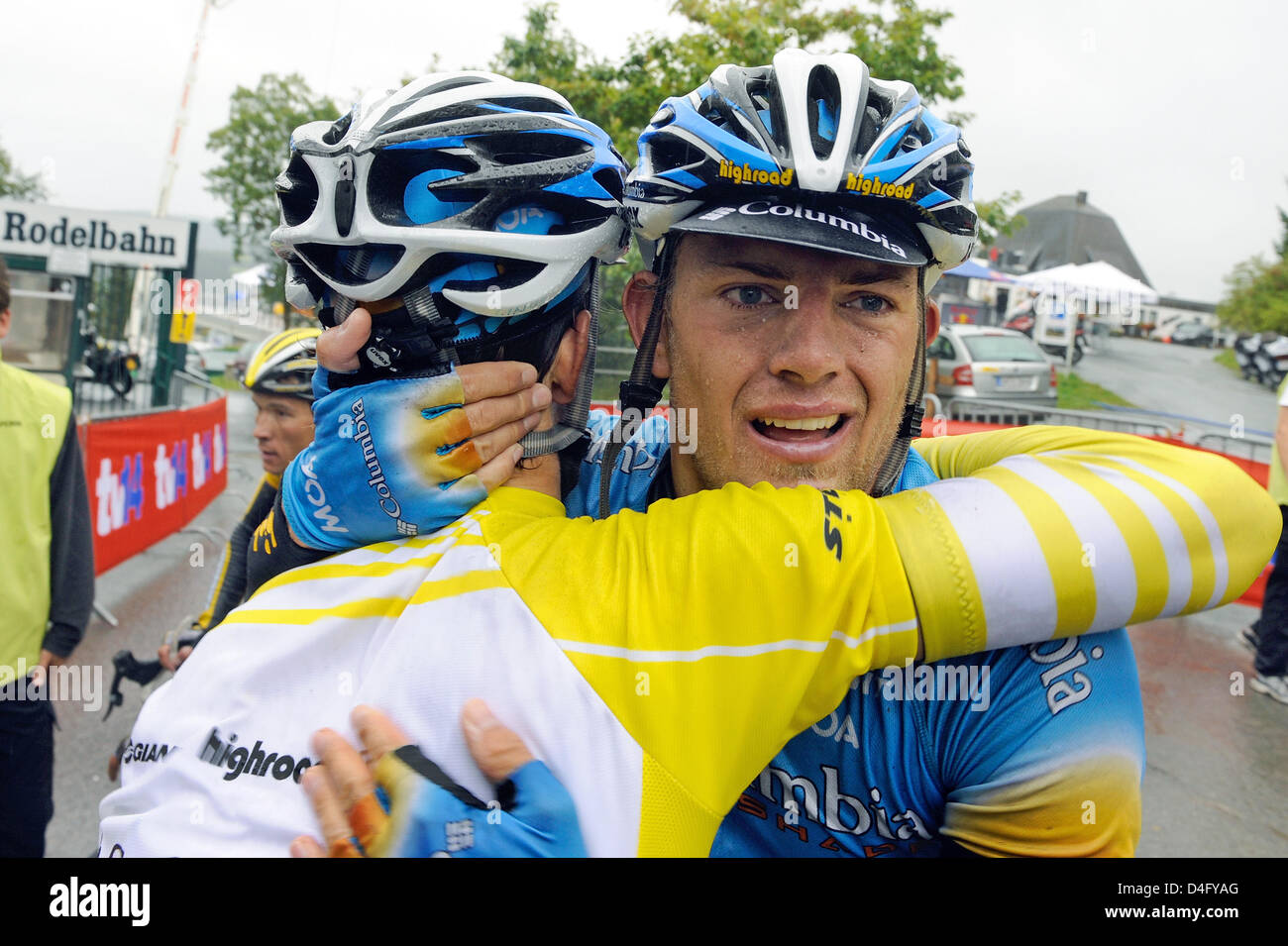 Gerald Ciolek cycliste allemand de l'équipe de Colombie-Britannique est adoptée par son mitrailleur arrière Linus Gerdemann dans le maillot jaune de leader au classement général de l'après qu'il a remporté la 5e étape de la course cycliste 'Tour de France' à Winterberg, Allemagne, 03 septembre 2008. L'étape était 218,4 kilomètres de long et dirigé à partir de Mayence à Winterberg. Le 'Tour de France' 2008 compte huit étapes de Kitzbuehel, Autriche Banque D'Images