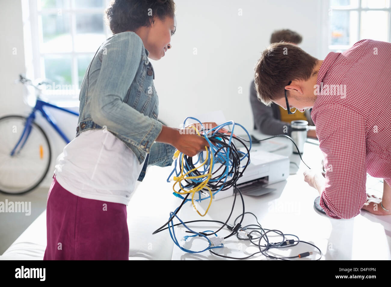 Les gens d'affaires à démêler dans office Banque D'Images