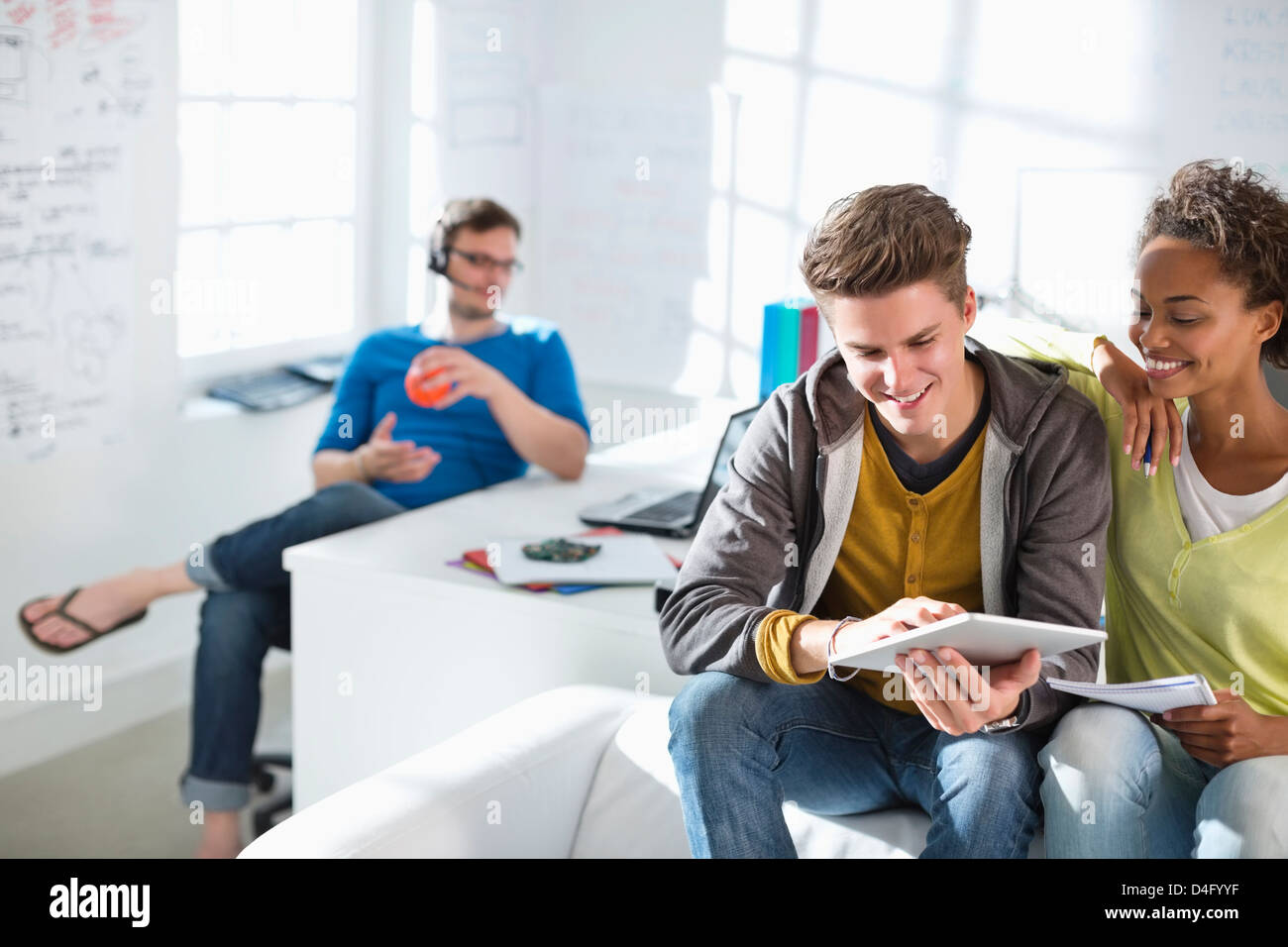 Business people using digital tablet in office Banque D'Images