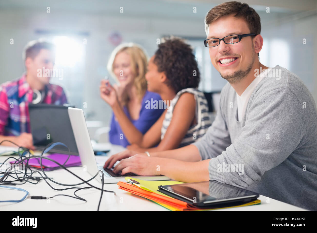 Businessman smiling in meeting Banque D'Images