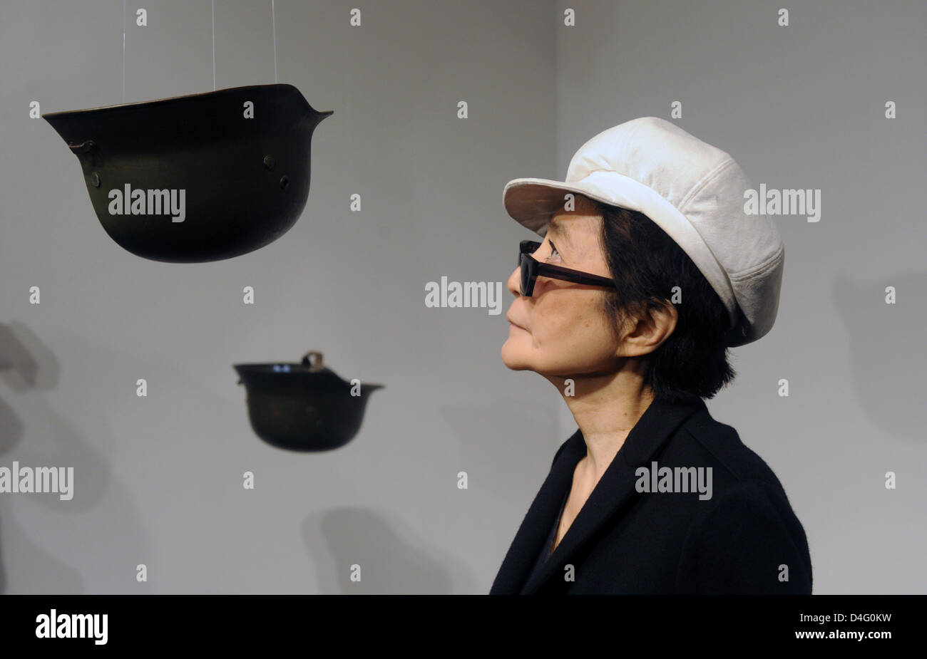 Nous artistes japonais Yoko Ono, représenté à son installation "Casques bleus" au centre d'Art de Bielefeld, Allemagne, 09 septembre 2008. Ono est arrivé à Berlin pour une conférence de presse sur son exposition 'entre le Ciel et ma tête" à l'affiche du 24 août au 16 novembre. Photo : Bernd Thissen Banque D'Images